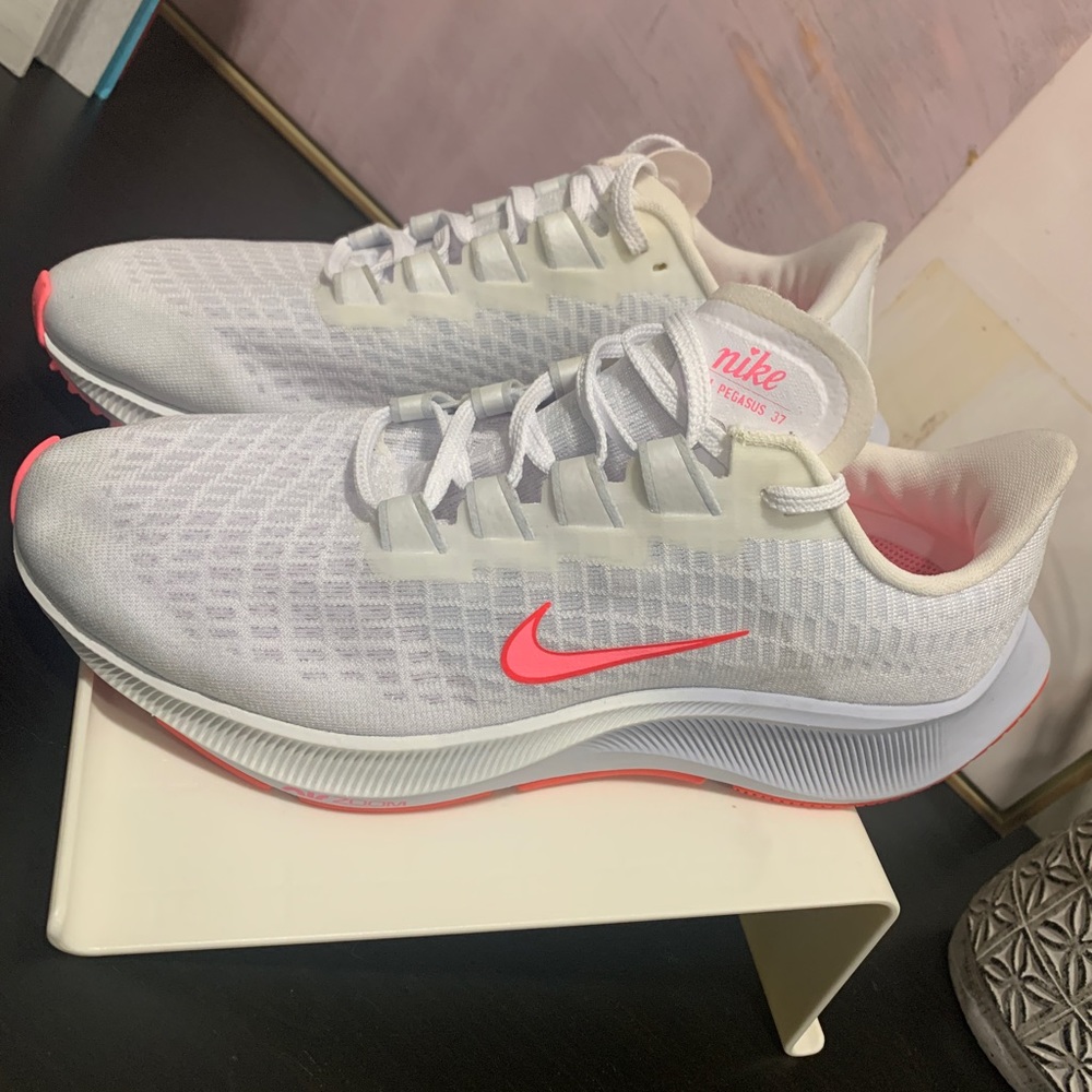 Woman’s size 8 Nike Zoom Pegasus 37.